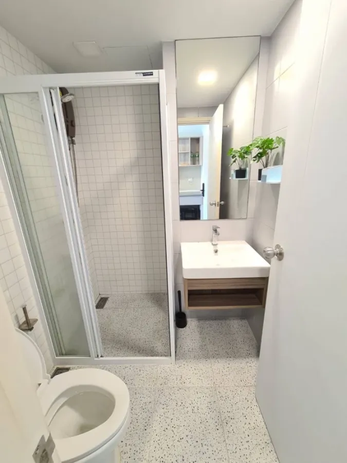 For rent, Kev TU, Building A, 5th floor, partition room, comes with complete decoration. If interested, hurry and reserve now. Don't miss it.