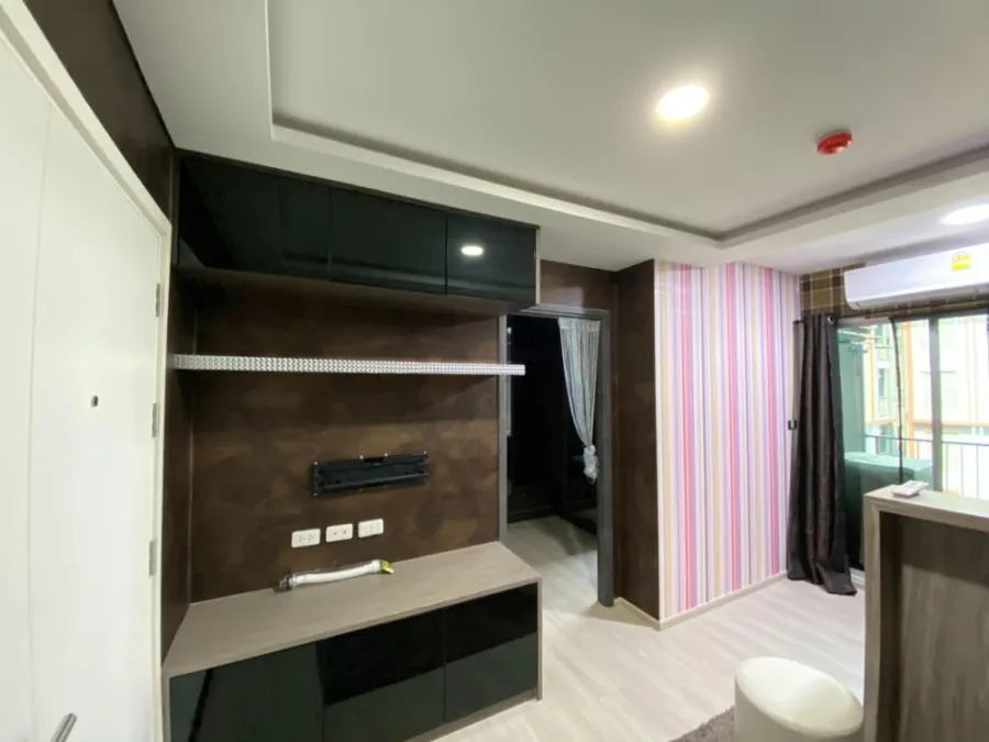 ให้เช่า Plum Condo Ram 60 Interchange ห้องตกแต่งผนังวอลเปเปอร์ พร้อมเฟอร์บิ้วอินทั้งห้อง จองเลย