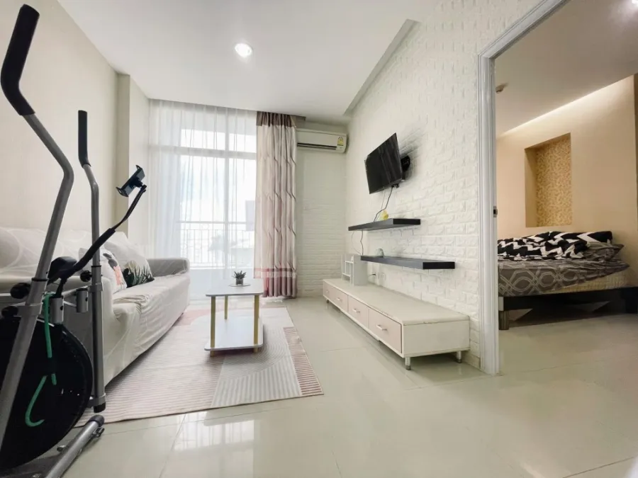 For sale CC Condominium 1 (Pattaya Central), corner room, nice decoration. Install wallpaper well. If interested, reserve now.