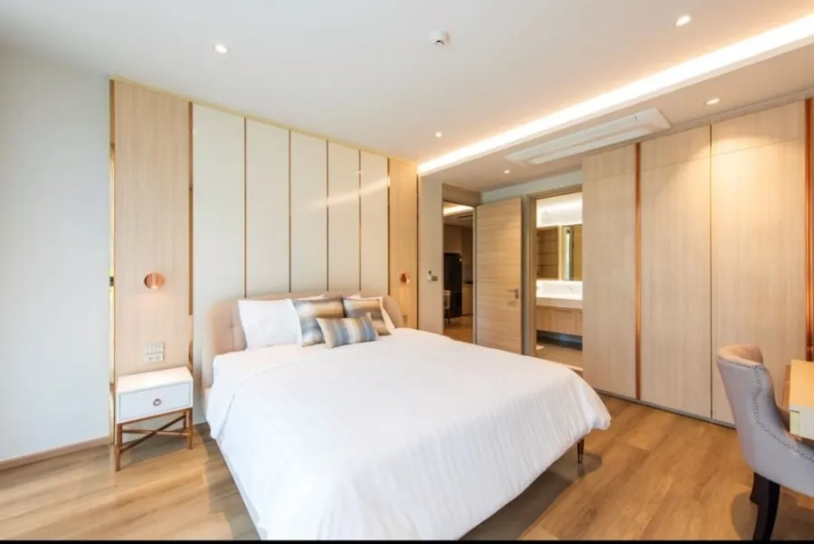 For rent: Bearing Residence, beautifully decorated room, looks very stylish, fully furnished, just bring your own luggage and move in.
