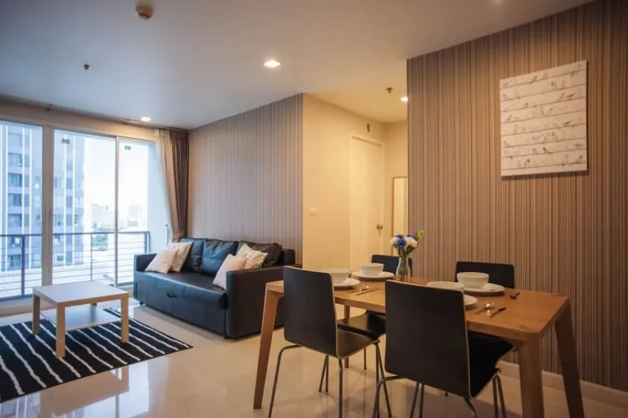 For sale or rent: Wish @ Samyan, very spacious room, 2 bedrooms, 2 bathrooms, fully furnished, just bring your belongings and move in.