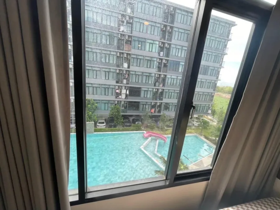 For rent: The Indeed Condo Amata, 4th floor, great view of the pool. The room is well decorated, low price, book now.