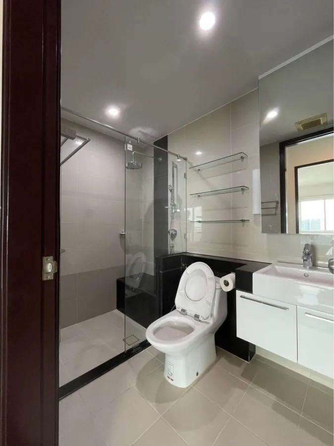 For rent: Supalai River Resort, 41st floor, highest floor, next to the Chao Phraya River, Sathorn city view, magnificent view, must book.