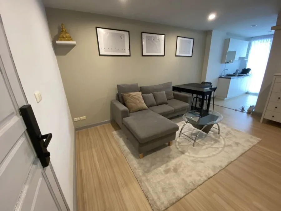 For sale: The Niche Sukhumvit 49, complete with furniture and electrical appliances, great price, reserve now, hurry!