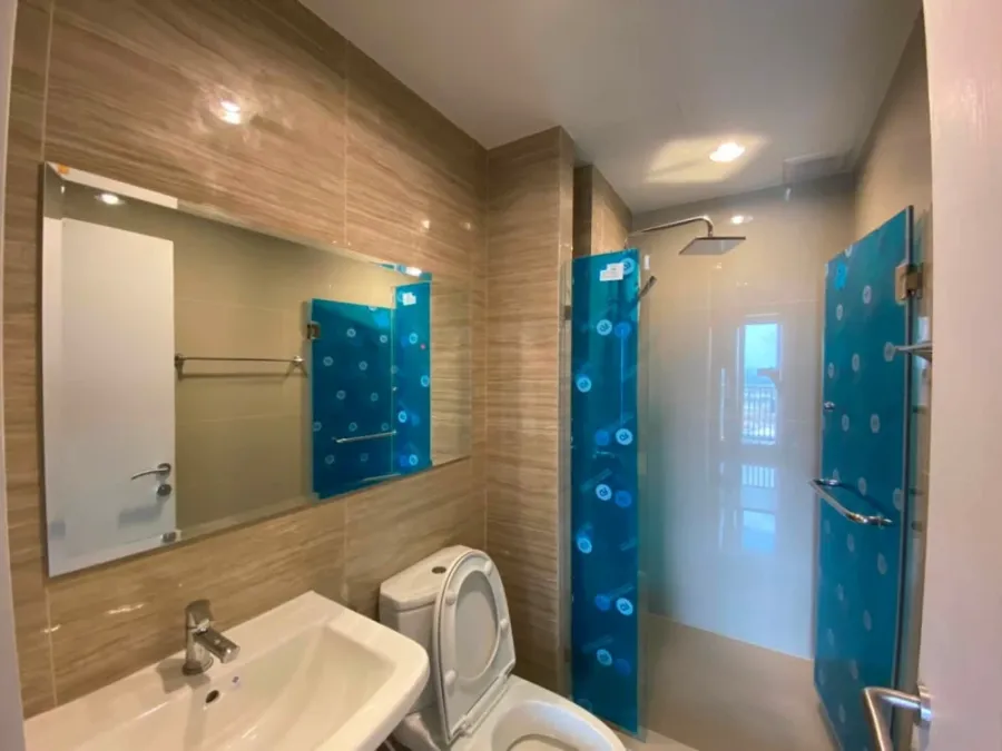 For rent: Niche Mono Sukhumvit-Bearing, 28th floor unit, very high up, excellent ventilation, fully furnished. Don't miss out!