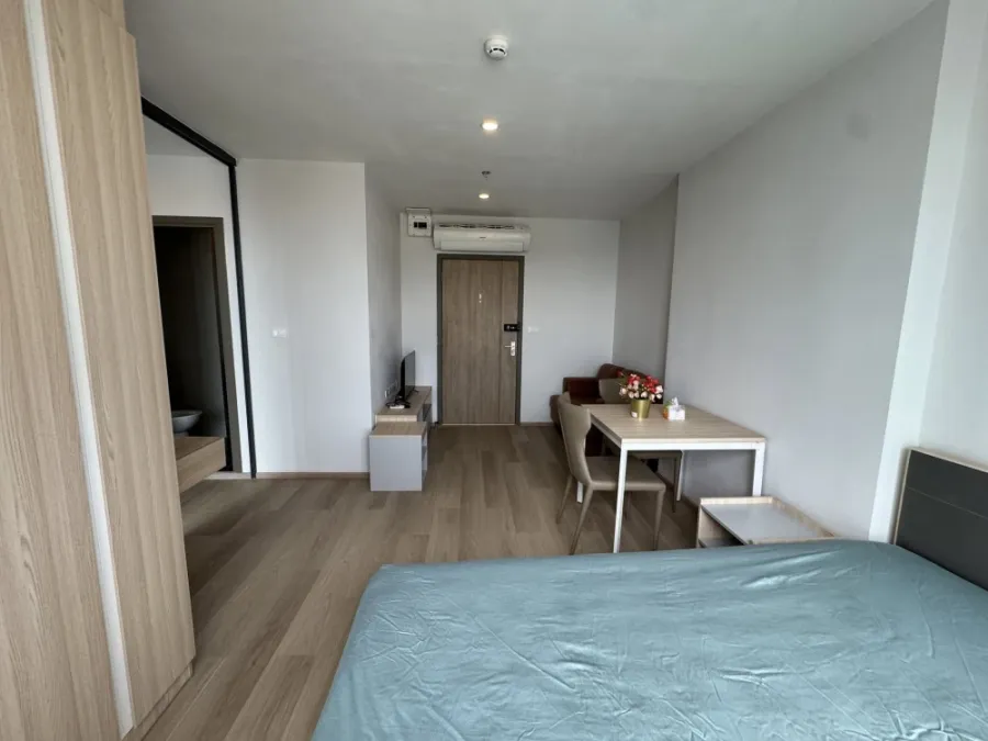 For rent: Ideo O2 condo, studio unit, 15th floor, high floor with stunning views. Fully furnished. Book now!