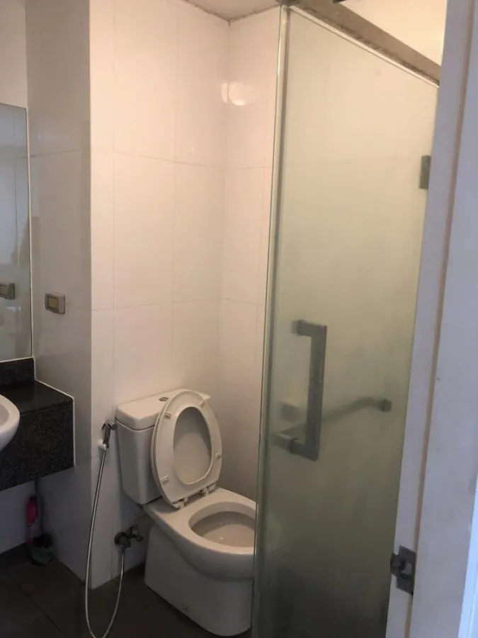 For rent: The Parkland Srinakarin Lakeside, corner room, 3rd floor, building 1, city view, fully furnished, reserve now.