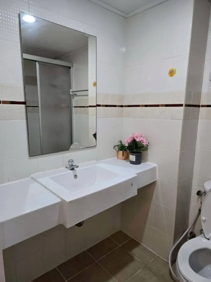 For rent condo Lumpini Ville Cultural Center, large room, comfortable living, comes with complete facilities, hurry and reserve now.