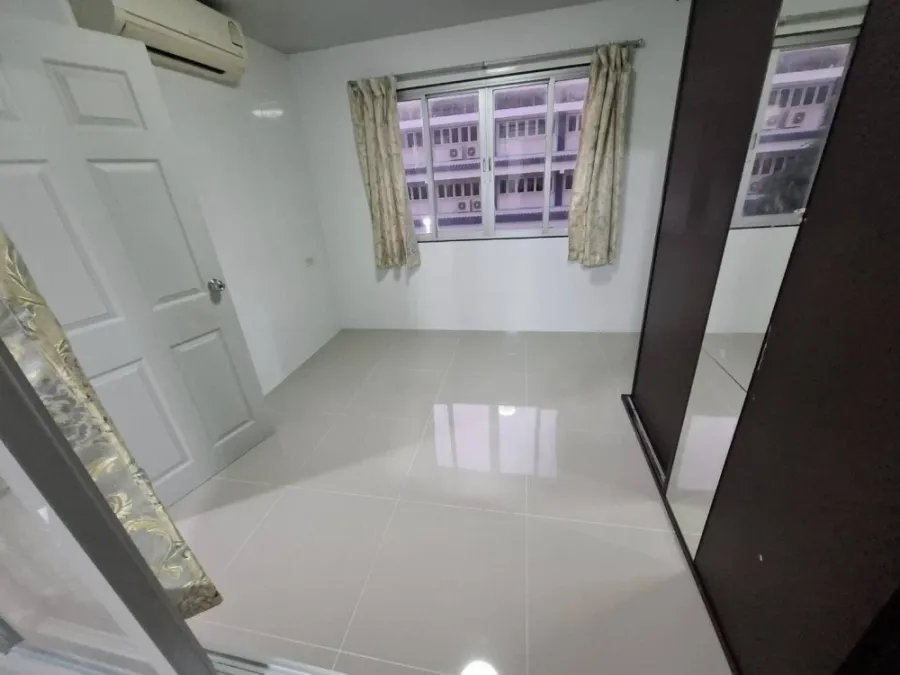 For rent: Lumpini Condotown Bodindecha-Ramkhamhaeng. Unfurnished unit, affordable price. Perfect for those who love decorating their own room.