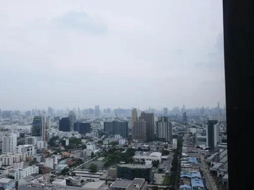 Selling THE LINE Chatuchak-Mo Chit, the highest floor, has a city view, very good atmosphere Partitioned room. Hurry up to reserve.