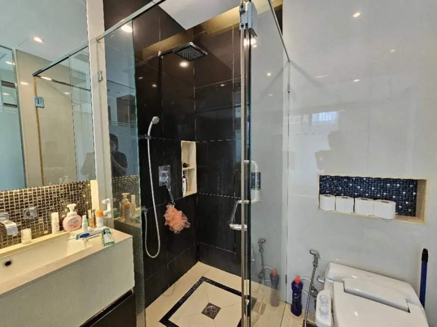 For sale: The Address Sukhumvit 28, nice room, fully built-in furniture. Good electrical appliances If interested, reserve now.