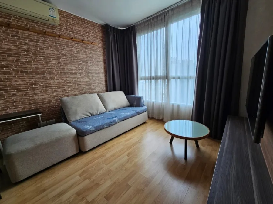 For sale or rent: U Delight Residence (Pattanakarn - Thonglor), 18th floor, large front room. The wallpaper is well installed. Hurry and reserve now.
