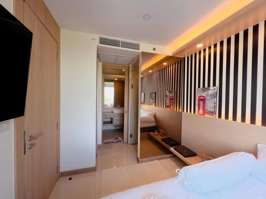 For rent: The Riviera Jomtien Pattaya (Jomtien) City view, 10th floor, beautifully decorated with wallpaper throughout the room. Hurry and book now.