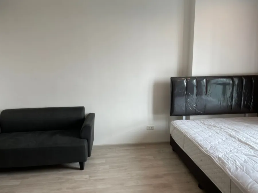 For rent, Ideo Mobi Charan-Interchange, 12th floor, comes with complete decoration. Hurry and reserve now.