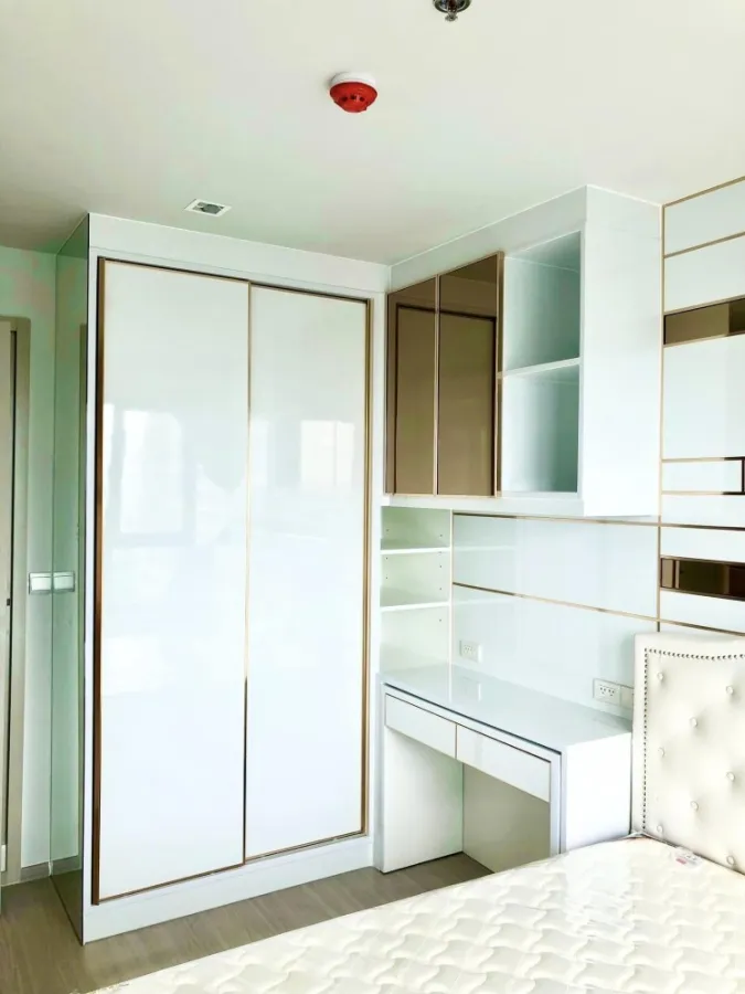 Condo for sale/rent, Life Lat Phrao, decorated with built-in marble patterns, high floor, east facing, just come and move in.