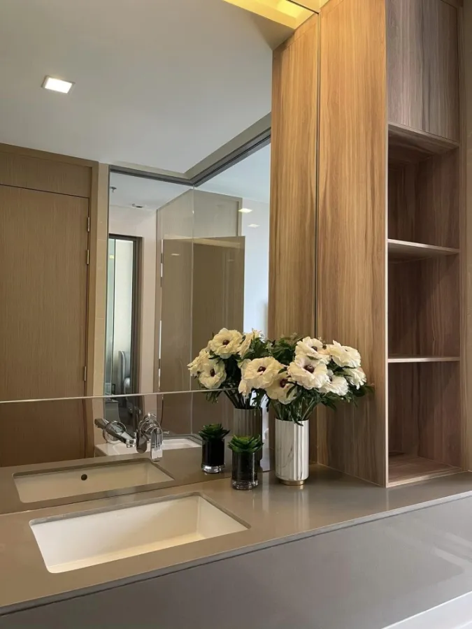 For rent, The Esse Asoke, 23rd floor, very beautiful view, good furniture. Complete electrical appliances If interested, hurry and reserve now.