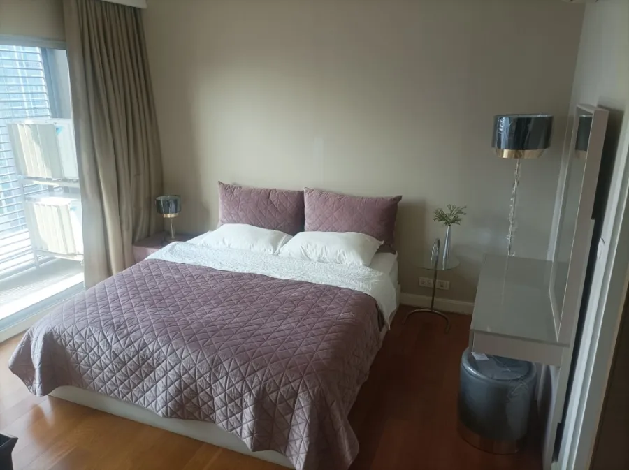 Condo for rent, Hive Taksin, very beautifully decorated, big sofa, very comfortable to sit on. Don't postpone it, book now.