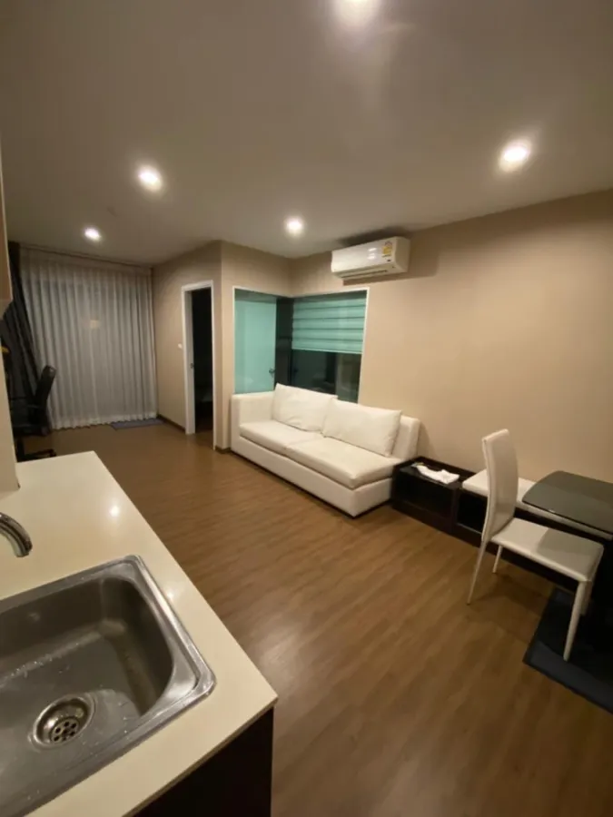 For rent, Hallmark Condo, Chaengwattana, nice room, behind the room is west with a view of the lawn behind the room
