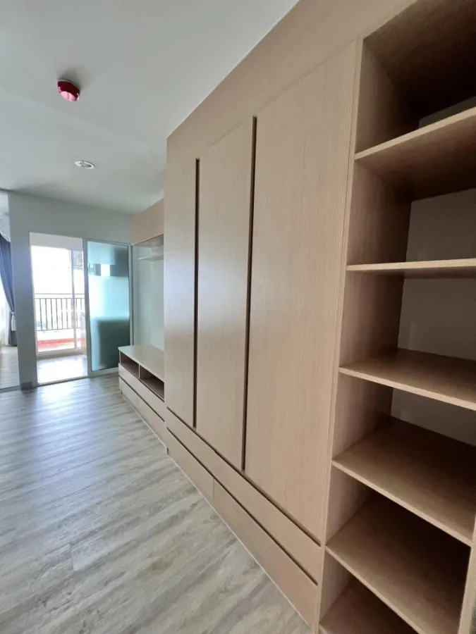 For sale: The Crystal Bliss Rattanathibet, separated rooms. Amazing furniture with a separate kitchen. This is so good. Book now.