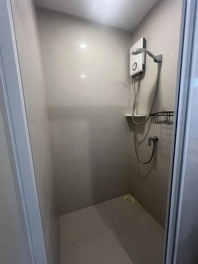 For rent: Aspire Sukhumvit-Onnut, Building B, 8th floor. Spacious and comfortable room, not cramped at all. Highly recommended!
