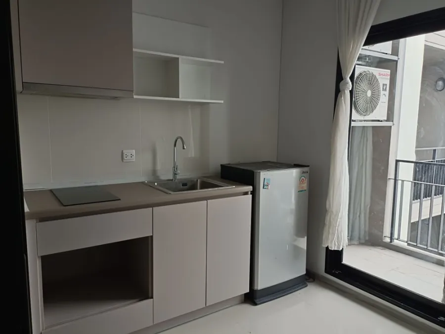 For Sale rent, Aspire Asoke-Ratchada, Building D, 8th floor, spacious room, double bed, very comfortable bed. Not booking is a big mistake.