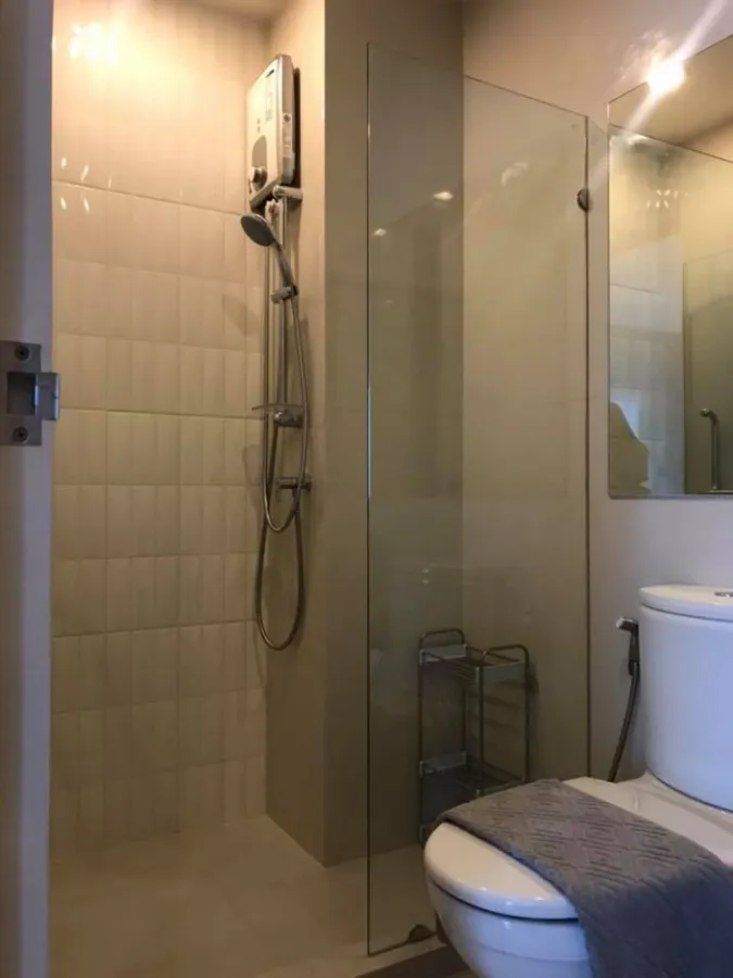 Life Asoke for rent, very beautiful room, super bang price, good furniture, premium view, don't wait, hurry and book now.