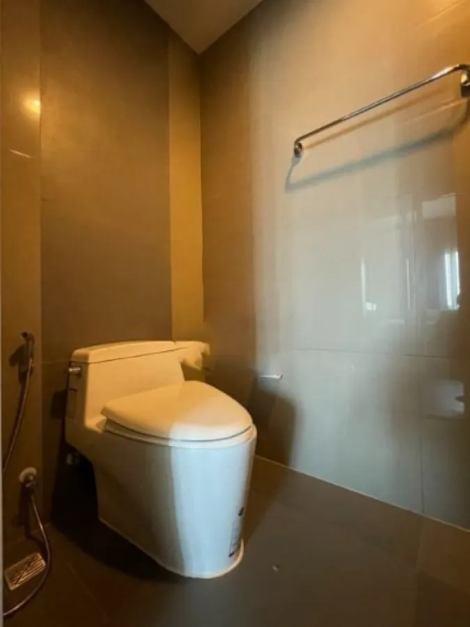 For rent, The Crest Sukhumvit 34, near BTS Thonglor, convenient transportation, don't miss it.