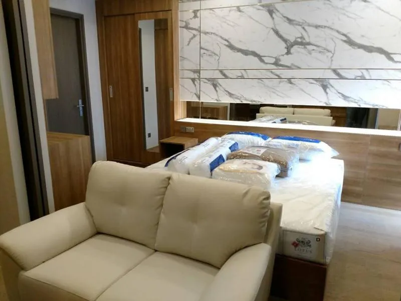 Condo for rent, Ashton Chula-Silom, decorated with a head of the bed with marble pattern wall, luxury built in the whole room, do not miss.