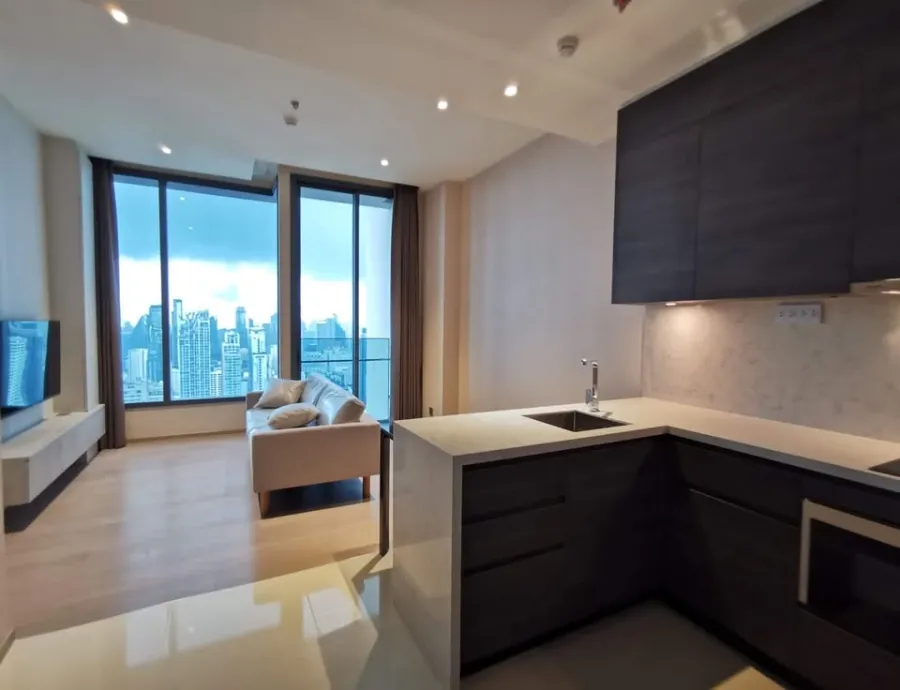 For rent: Esse Asoke, stunning view, unobstructed from the 35th floor, quiet corner room with specially designed built-in storage cabinets. Reserve no