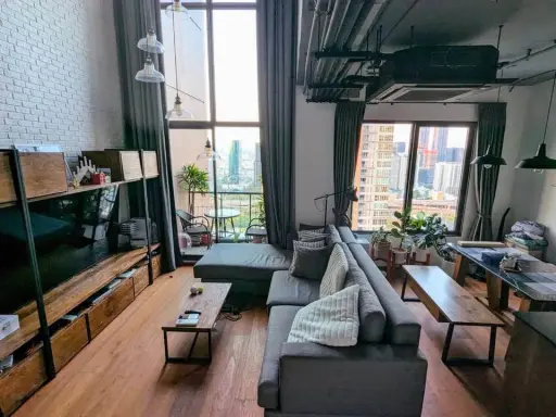For rent: 2-storey Asoke Villa, very spacious, like being at home, decorated in a very chic loft style. Hurry, or you'll miss out!