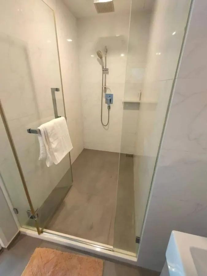For rent, The Room Sukhumvit 40, 4th floor, spacious room. Fully decorated and ready to move in, Buit-In, don't miss it.