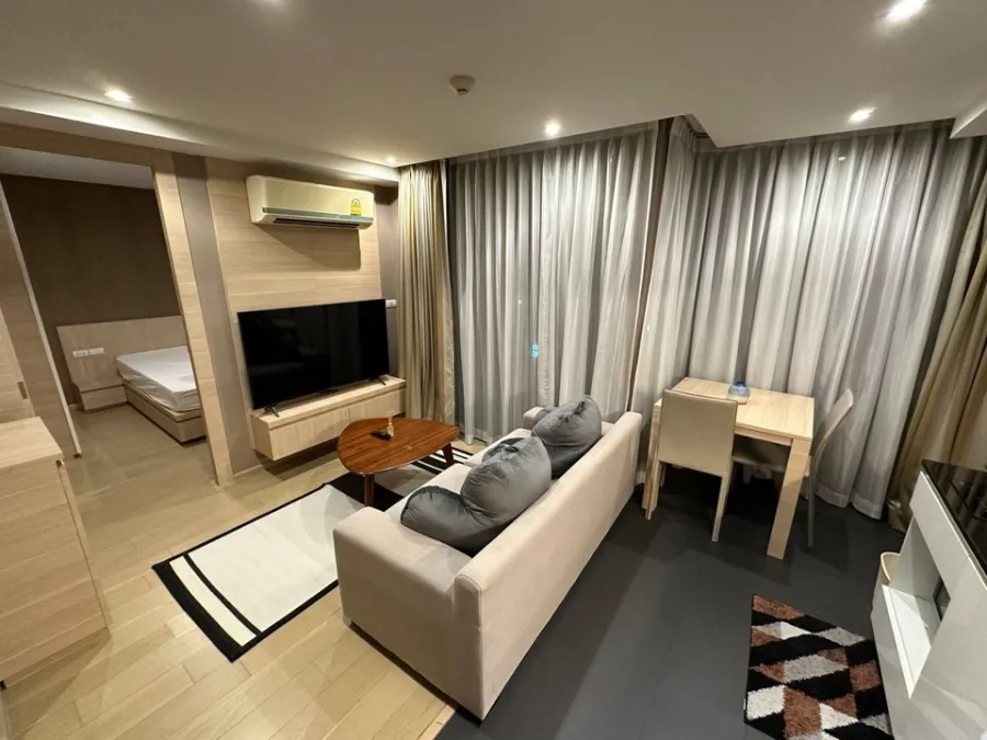 For rent: Class Condo Silom, decorated with built-ins, 6th floor, swimming pool view. Ready to carry your bags and move in.