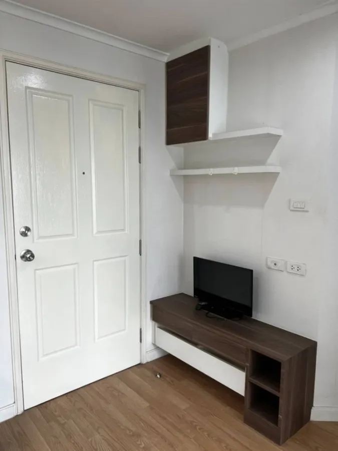 For rent: Lumpini Park Pinklao, 11th floor, separate room, fully furnished + electrical appliances. Hurry and reserve now.