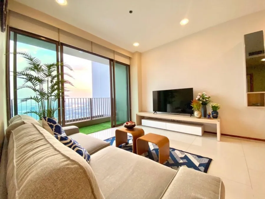 For rent: The Emporio Place, high floor, east facing, panoramic view of the sky and river, good wind, good sunshine.