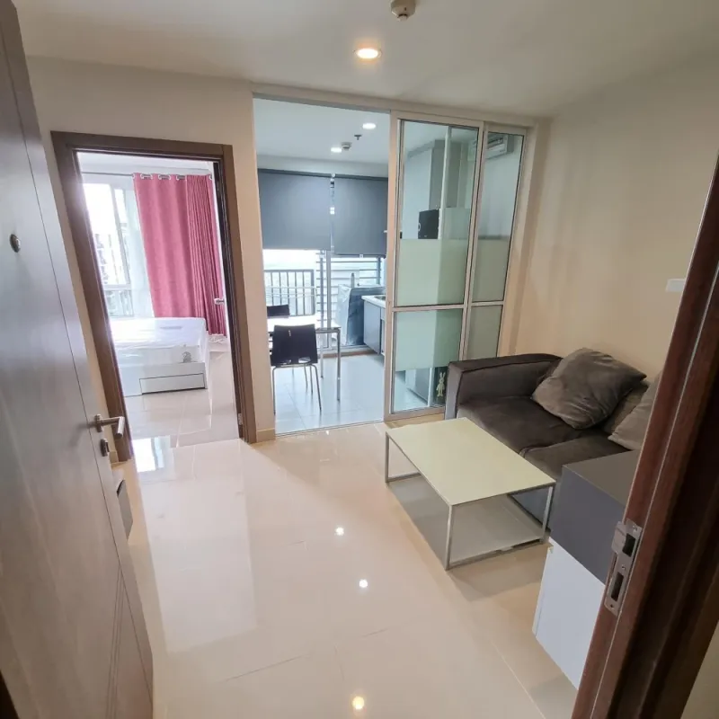 ขาย ให้เช่า The Base Sukhumvit 77 ชั้น 31 วิว BTS ห้องกั้นเป็นสัดส่วน โซฟานุ่มนิ่มนั่งสบาย จองเลย