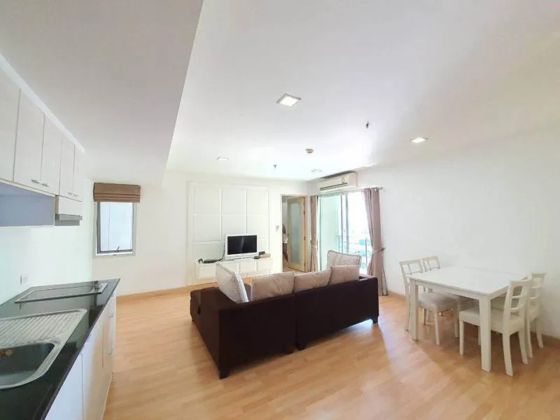 For rent, My Resort Bangkok, white tone room, comfortable for the eyes. give you a comfortable feeling Simple but good looking. Book today.