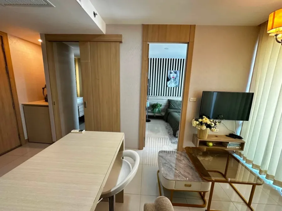 For rent: The Riviera Jomtien Pattaya, Building B. Pool view and city view. Nicely decorated and ready to move in.
