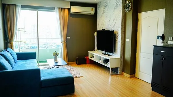 For sale: The LightHouse Sathorn-Charoen Nakhon. The room is spacious, very livable, decorated with every piece of good furniture. Book now.