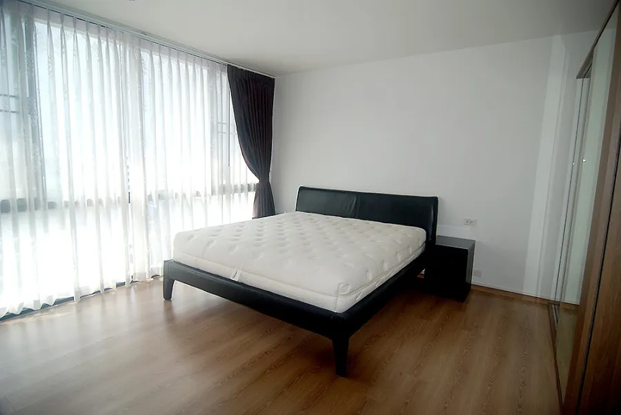 For sale: The Issara Lat Phrao. Spacious room, comfortable to live in, comes with complete decoration. If interested, reserve now, don't miss it.