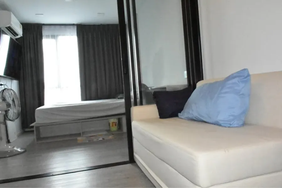 For rent: Kave TU, Building A, 7th floor, room facing Thammasat University, fully furnished, hurry and reserve now.