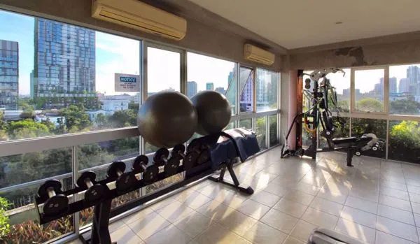 For rent, Wonnapa Sukhumvit 38, beautiful duplex room. Fully furnished Wide area, not uncomfortable, the best location near BTS Thonglor. Do not miss it.