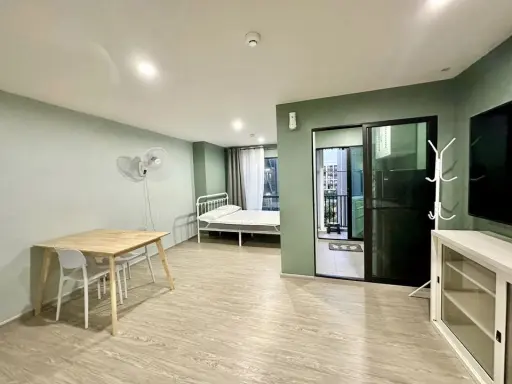 For rent: Reach Phahonyothin 52, swimming pool view, very chill. Complete with full furniture There's a big screen TV in full view. Don't miss it.