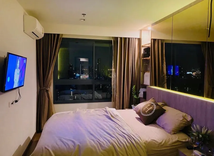 For sale or rent: Ideo Sukhumvit 93. Spacious unit with a coordinated color scheme and high-quality built-in headboard. Don't miss out!