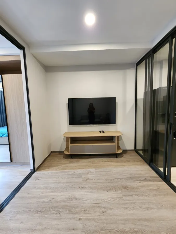 For rent Salaya One Residence, spacious room, partitioned, with a large TV. Movie lovers, don't miss out, book now.
