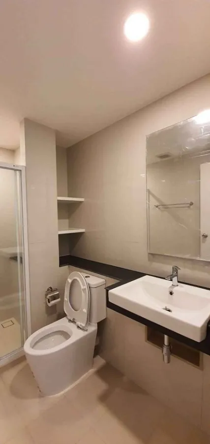 sale or rent, Condo Feel Phahon 34. The rooms are clearly divided into proportions. Completely decorated with good quality wooden curtains. Buy now.