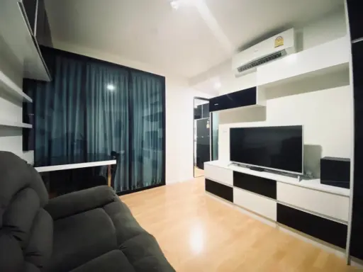 urgent!!! Condo for sale, D-mura Ratchayothin, decorated with black and white tones, very impressed Plus a big sofa that is very nice to sit on. This