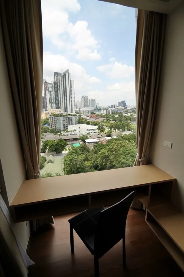 For sale, Nobel Remix, Sukhumvit 36, decorated in minimalmuji style. Use the space very well. Don't miss out.