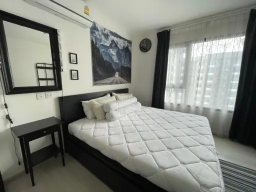 For rent: Life Asoke, clean room, comfortable to the eyes, decorated in a very cool tone, so nice to live in. If you don't book, you'll miss out.