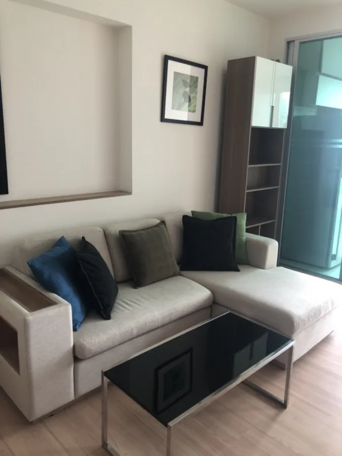 Rhythm Phahon-Ari for rent. This room has a great view, well furnished, plus a lot of storage. You need this room, don't miss it.