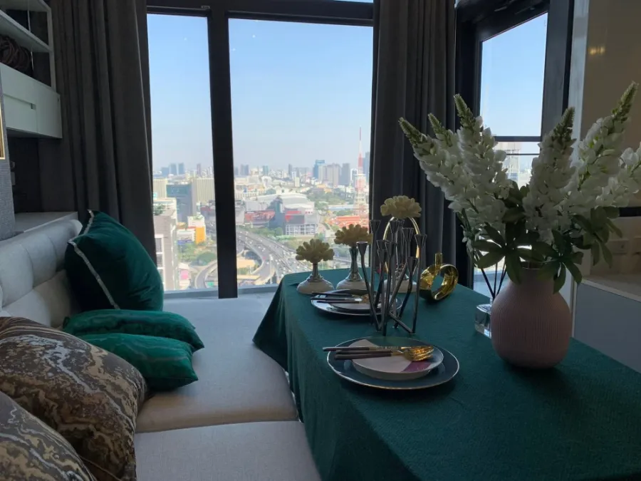 คอนโด ชีวาทัย เรสซิเดนซ์ อโศก (Chewathai Residence Asoke) ห้องสวยกึ่ง Duplex ชั้นสูง วิวสวย พร้อมอยู่ ฟรีอินเทอร์เน็ต!